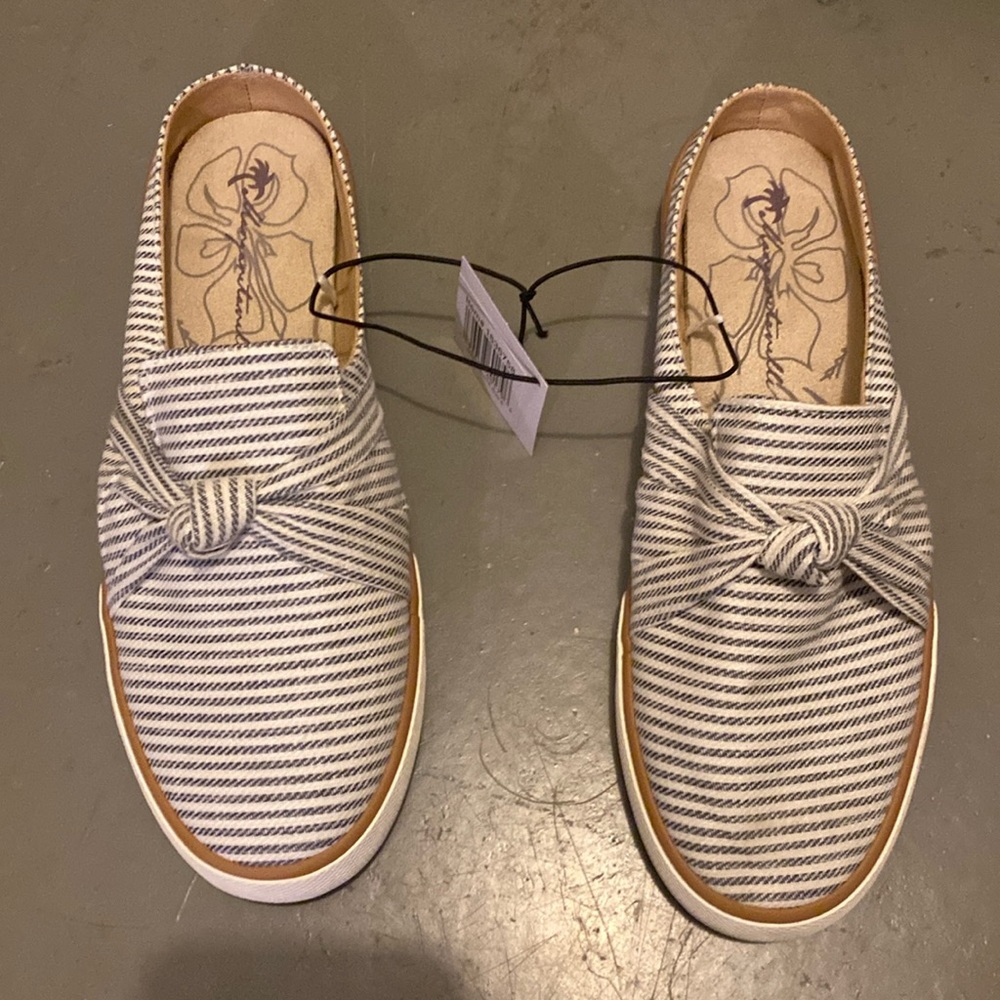 NIB Margaritaville striped slides 8